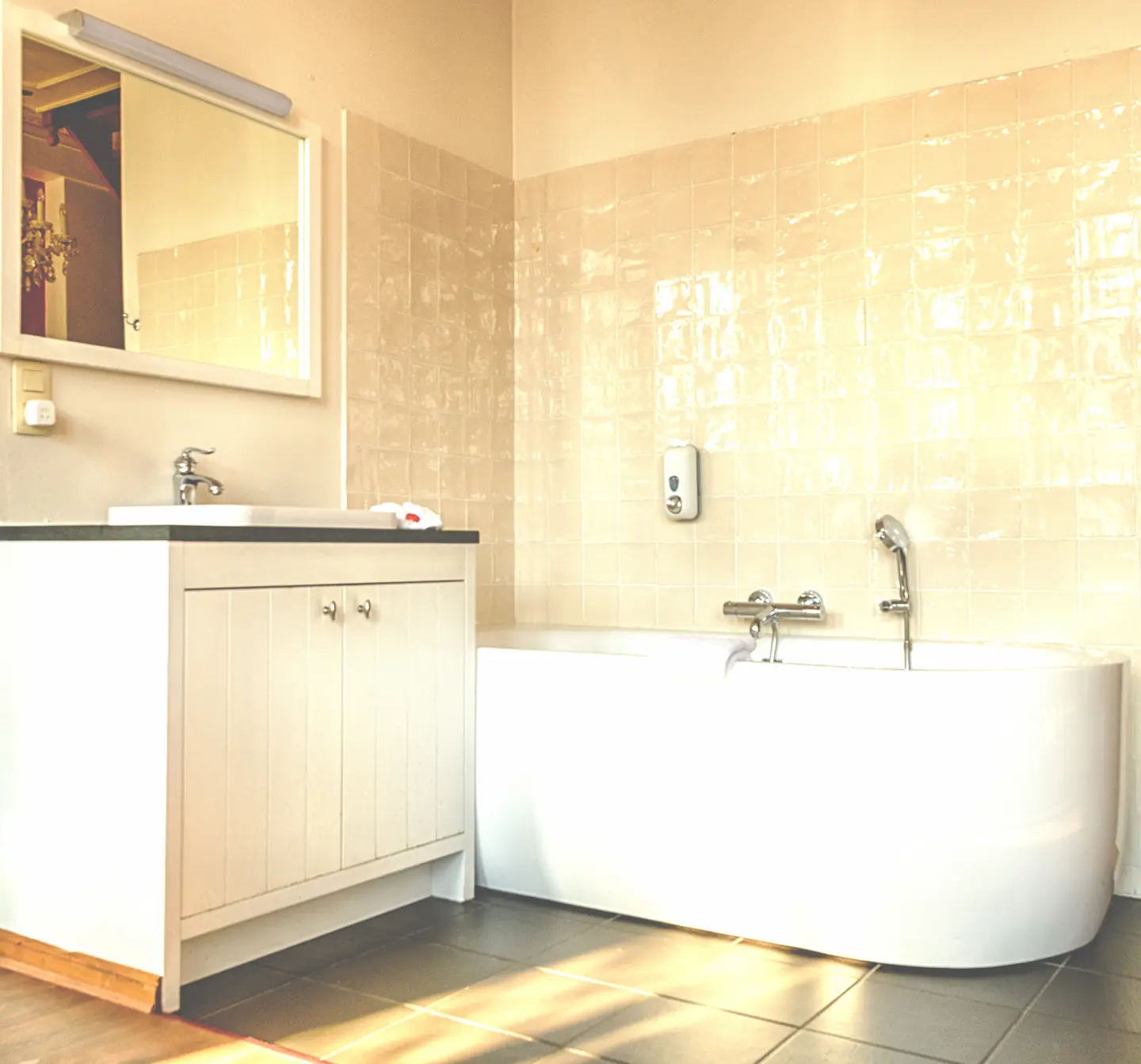 Lichte badkamer met ligbad en wastafel