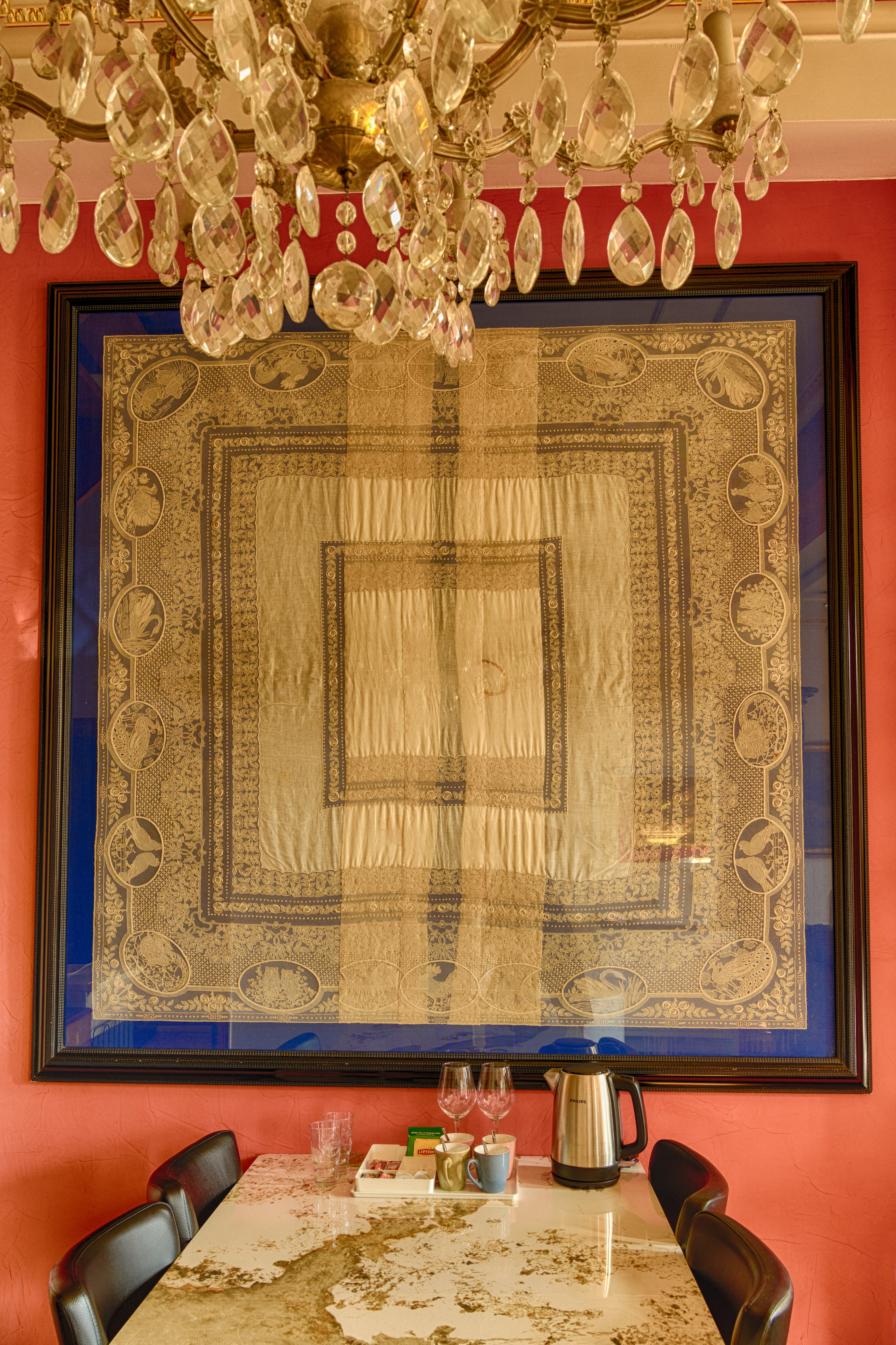 Detail met kroonluchter en historisch wandtextiel