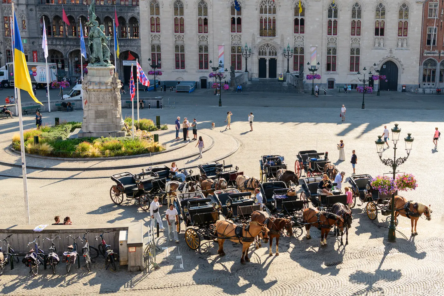 Uitzicht op de Markt van Brugge met koetsen