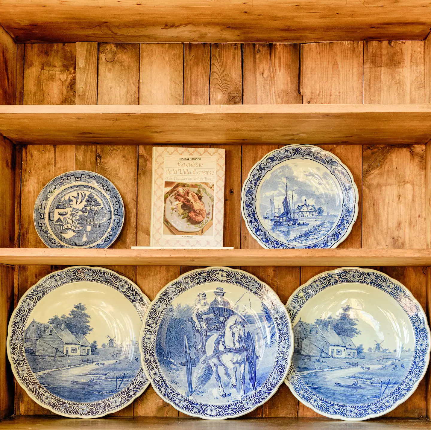 Decoratieve borden in een houten kast