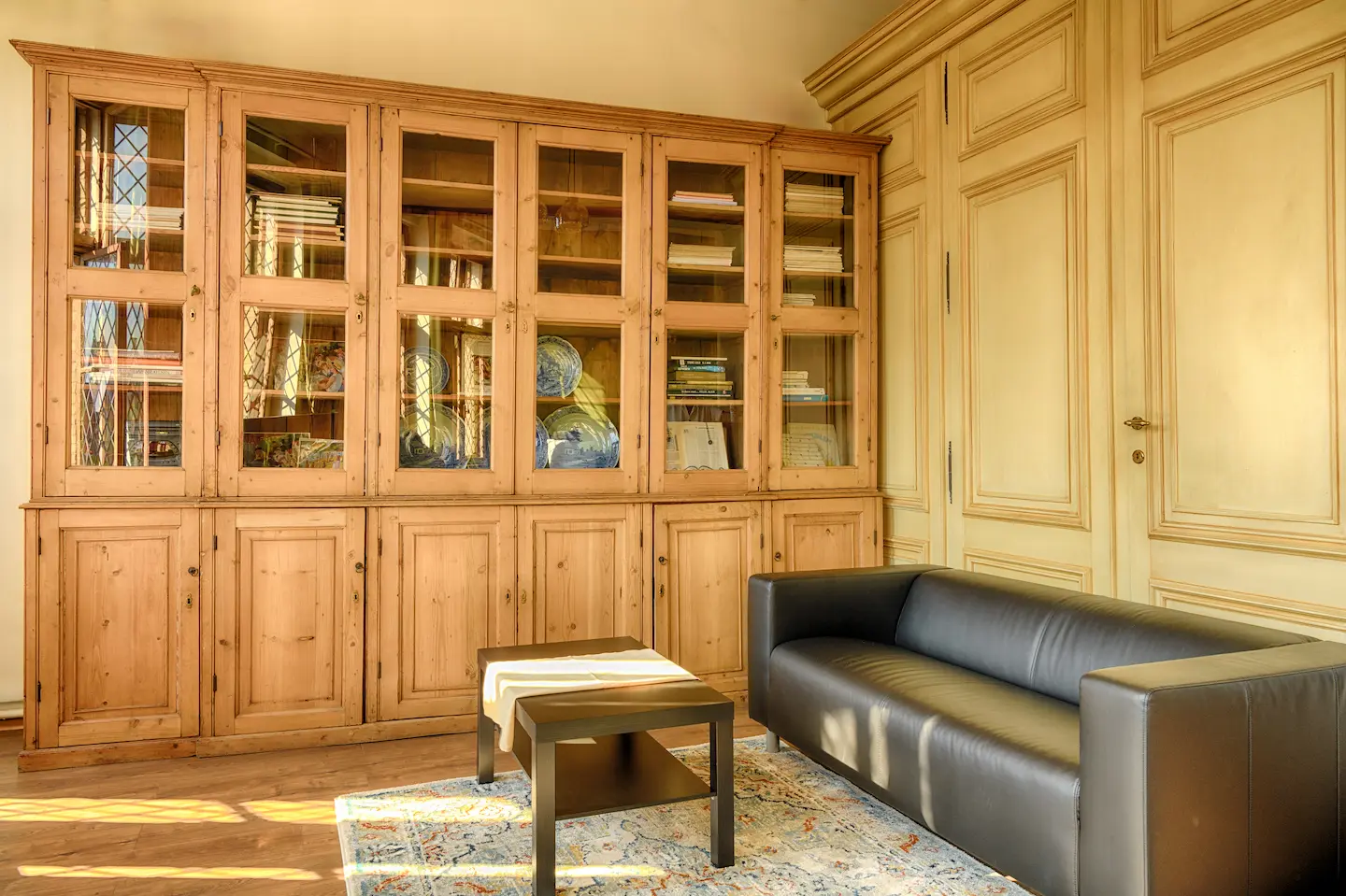Zithoek met houten kast en lederen sofa