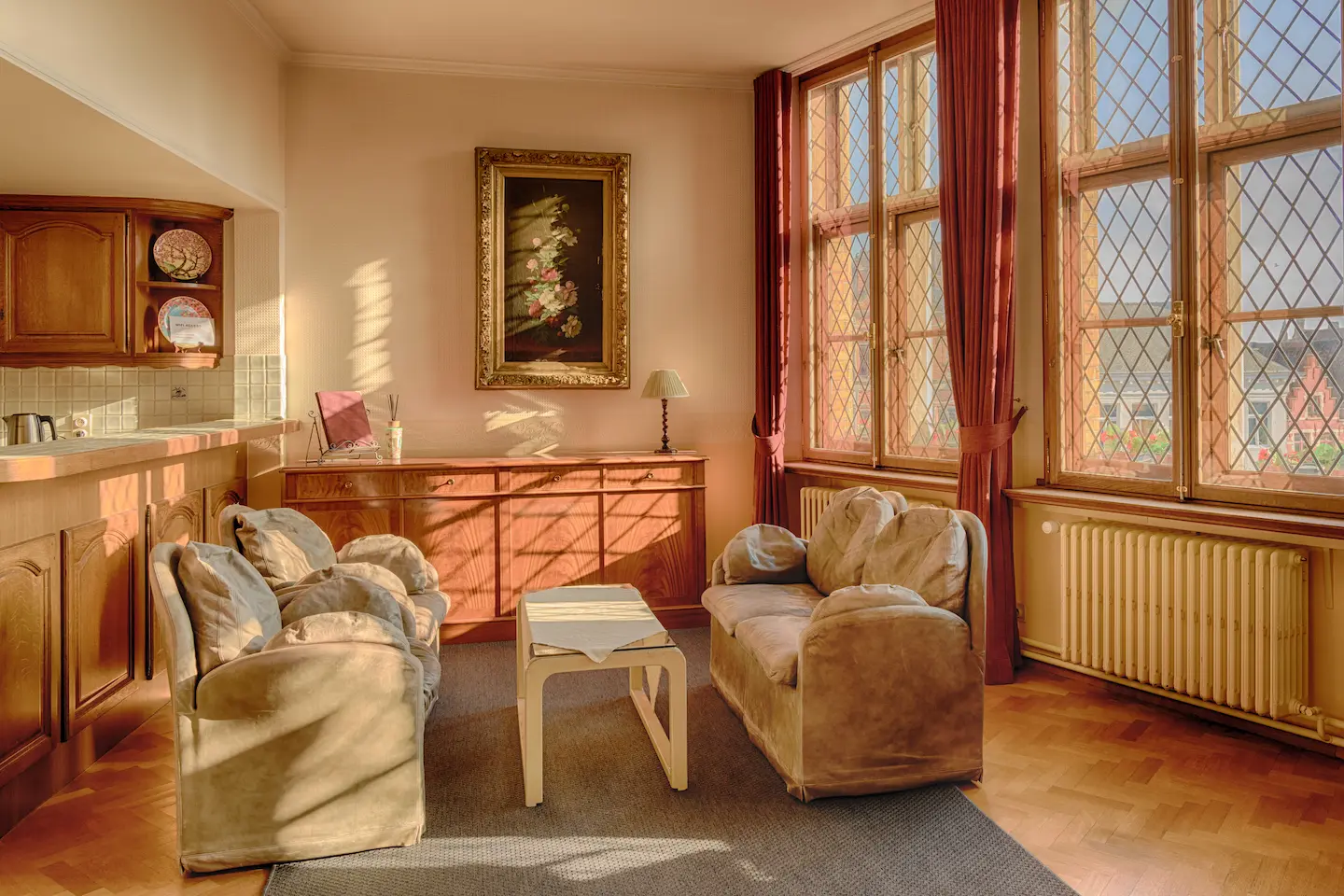 Zithoek van een luxueuze suite bij B&B Die Maene in Brugge